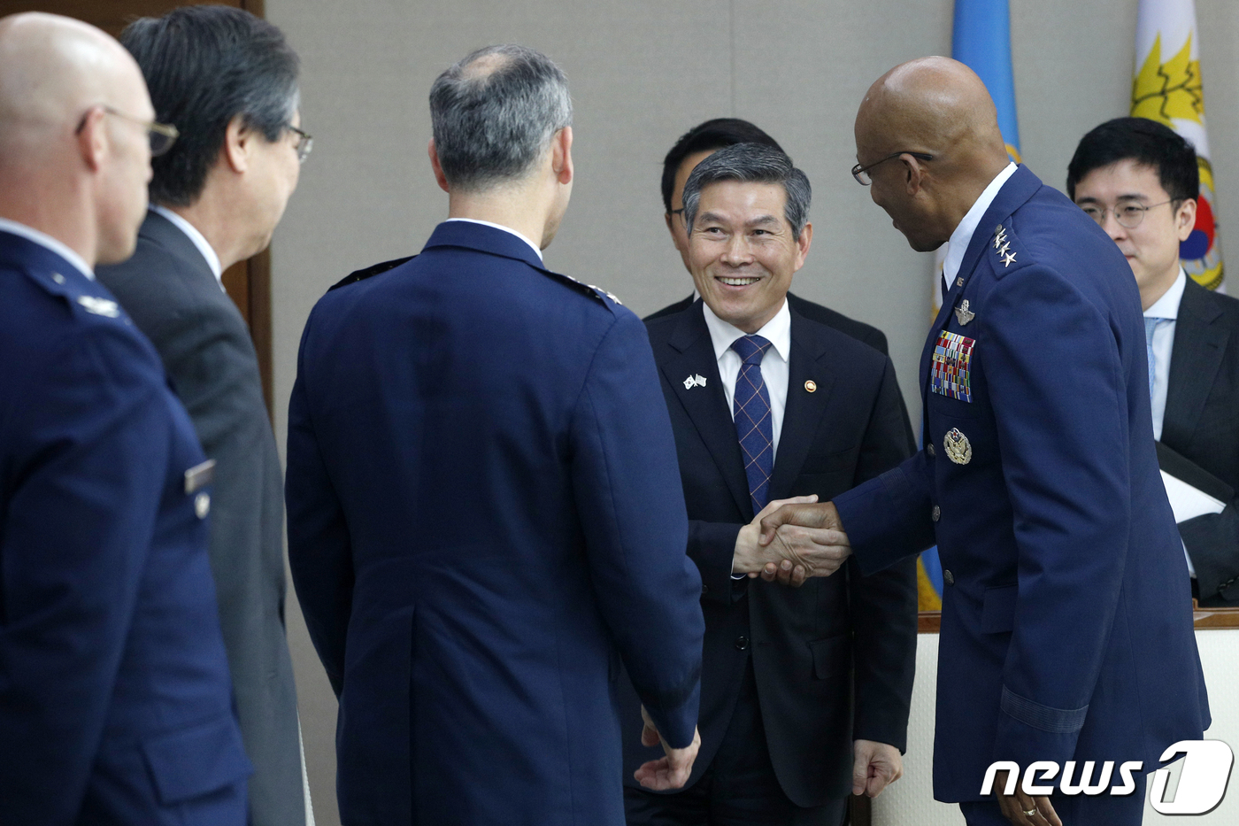 (서울=뉴스1) 안은나 기자 = 정경두 국방부 장관이 16일 오전 서울 용산구 국방부에서 찰스 브라운(Charles Q. Brown) 미국 태평양공군사령관과 악수하고 있다. 201 …