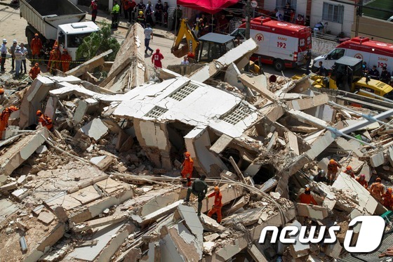 브라질 북동부 포르탈레자시에서 15일(현지시간) 7층짜리 건물이 붕괴되는 사고가 발생했다. © AFP=뉴스1