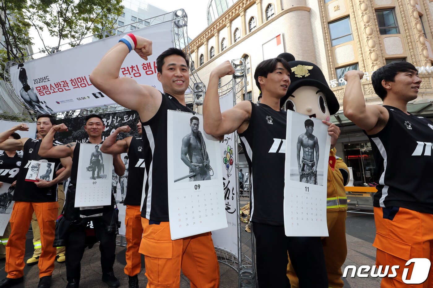 본문 이미지 - 16일 오후 서울 중구 명동에서 열린 2020년도 몸짱소방관 희망나눔 달력 런칭 행사에서 몸짱소방관들이 포즈를 취하고 있다. 몸짱소방관 달력은 내년 1월 19일까지 판매하며 수익금 전액은 중증화상환자 치료비로 지원된다.2019.10.16/뉴스1 ⓒ News1 이광호 기자