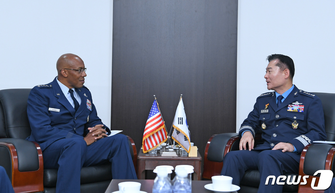 (서울=뉴스1) = 원인철 공군참모총장이 16일 경기도 성남시 서울 ADEX 2019 행사장 공군샬레에서 찰스 브라운 미국 태평양공군사령관(대장)과 양국 공군의 주요현안에 대해 의 …