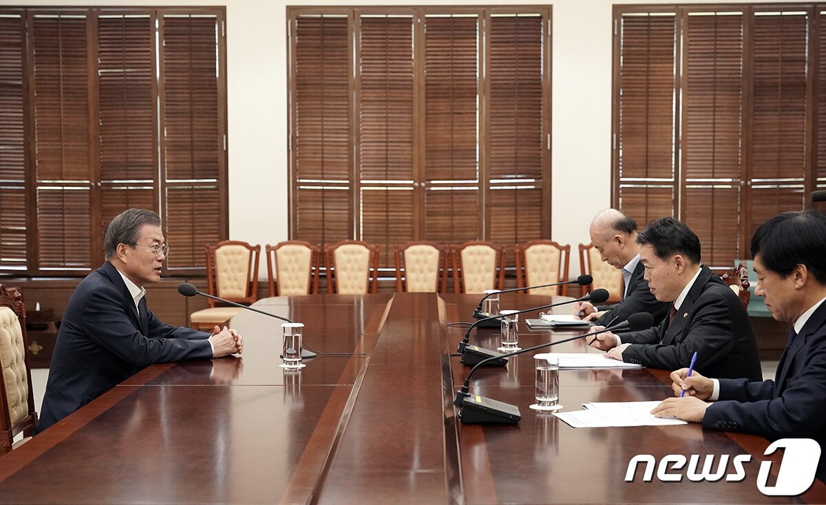 본문 이미지 - 문재인 대통령이 2019년 청와대에서 김오수 법무부 차관과 이성윤 검찰국장을 만나 대화를 나누고 있다.(청와대 제공) 2019.10.1/뉴스1 ⓒ News1 신웅수 기자