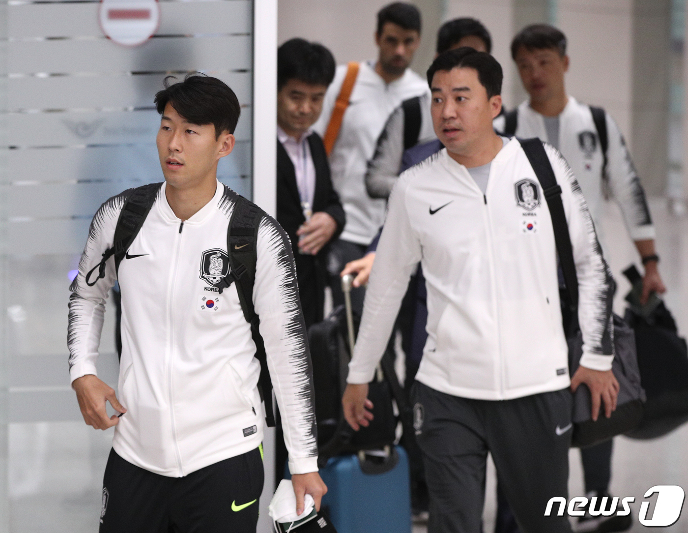 (인천공항=뉴스1) 신웅수 기자 = 대한한국 축구대표팀 손흥민이 17일 오전 인천국제공항 2터미널을 통해 귀국하고 있다.파울루 벤투 감독이 이끄는 축구대표팀은 지난 15일 평양 김 …