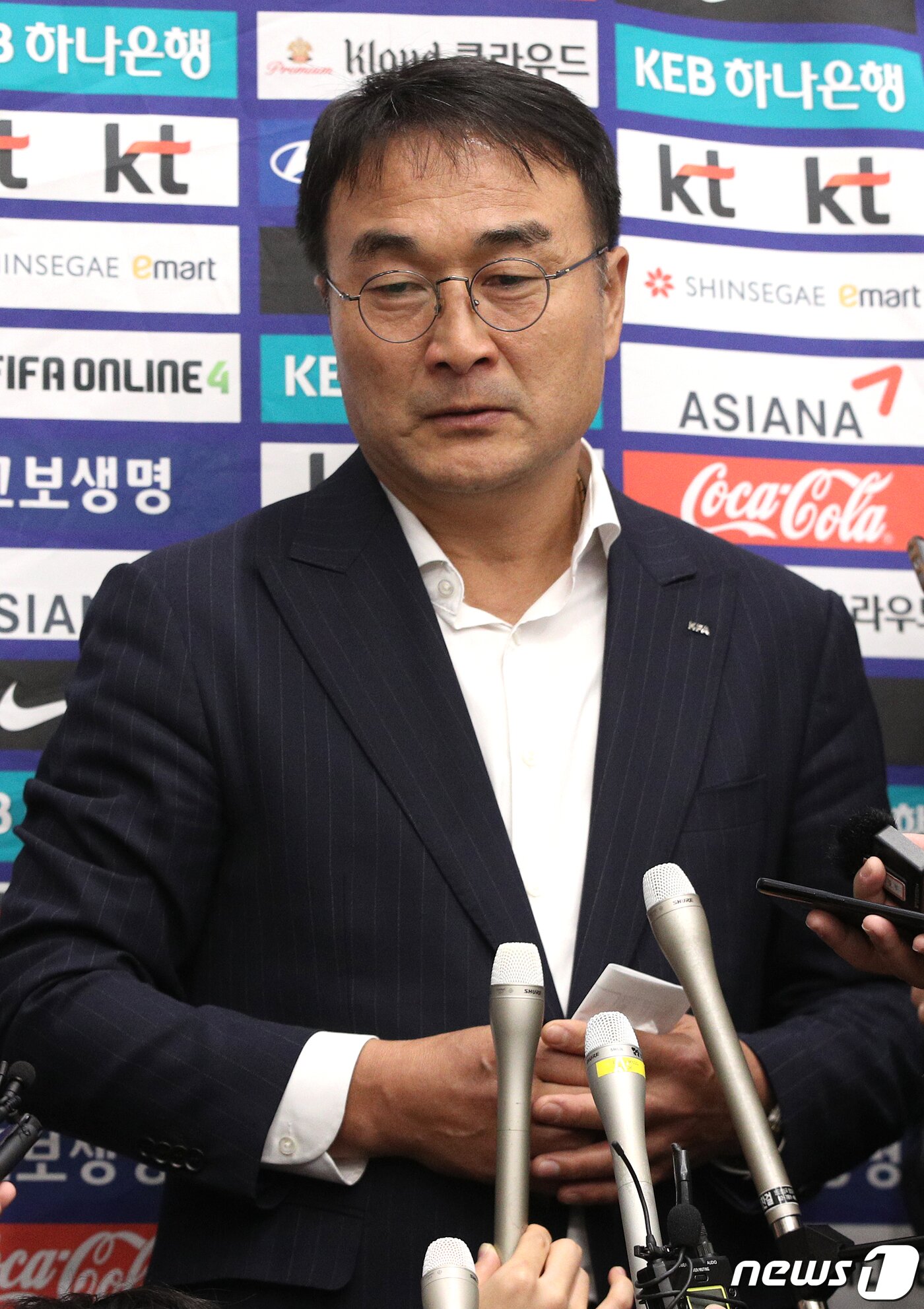 본문 이미지 - 대한한국 축구대표팀 평양 원정의 선수단장을 맡은 최영일 대한축구협회 부회장이 17일 오전 인천국제공항 2터미널을 통해 귀국하며 인터뷰를 하고 있다.2019.10.17/뉴스1 ⓒ News1 신웅수 기자