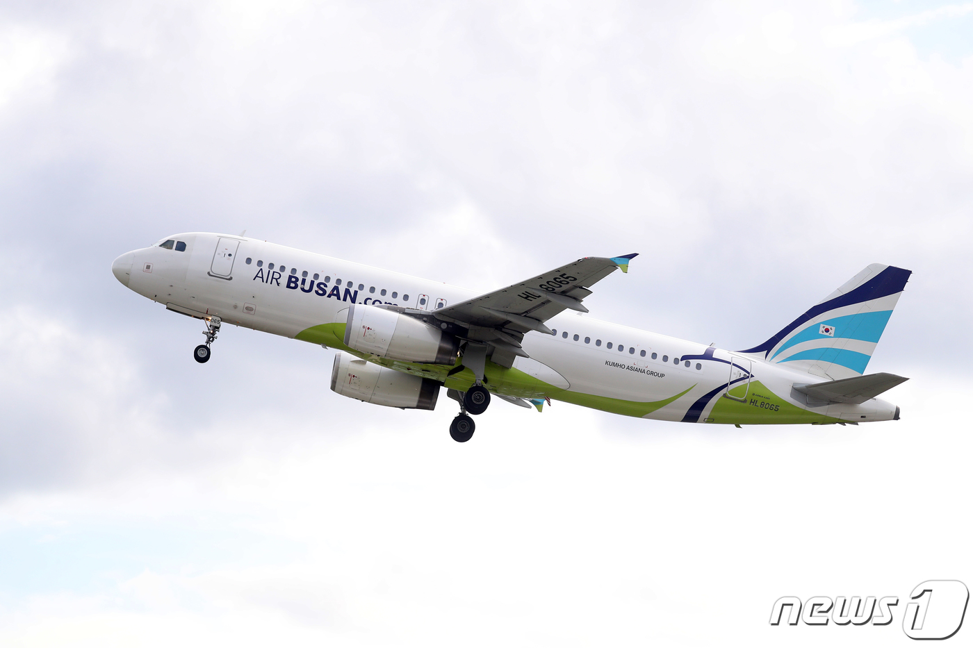 (울산=뉴스1) 윤일지 기자 = 17일 오전 울산~대만(화롄)간 국제선 부정기편이 울산공항 개항 후 첫 취항한 가운데 에어부산 전세기가 울산공항 활주로에서 이륙하고 있다. 이번 첫 …