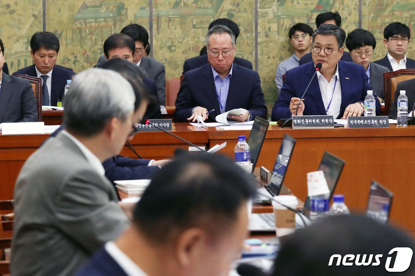 본문 이미지 - 김영준 한국콘텐츠진흥원장이 17일 오전 서울 여의도 국회에서 열린 문화체육관광위원회의 한국콘텐츠진흥원, 한국문화예술위원회, 한국출판문화산업진흥원, 영화진흥위원회 등에 대한 국정감사에서 질의에 답하고 있다. 2019.10.17/뉴스1 ⓒ News1 임세영 기자