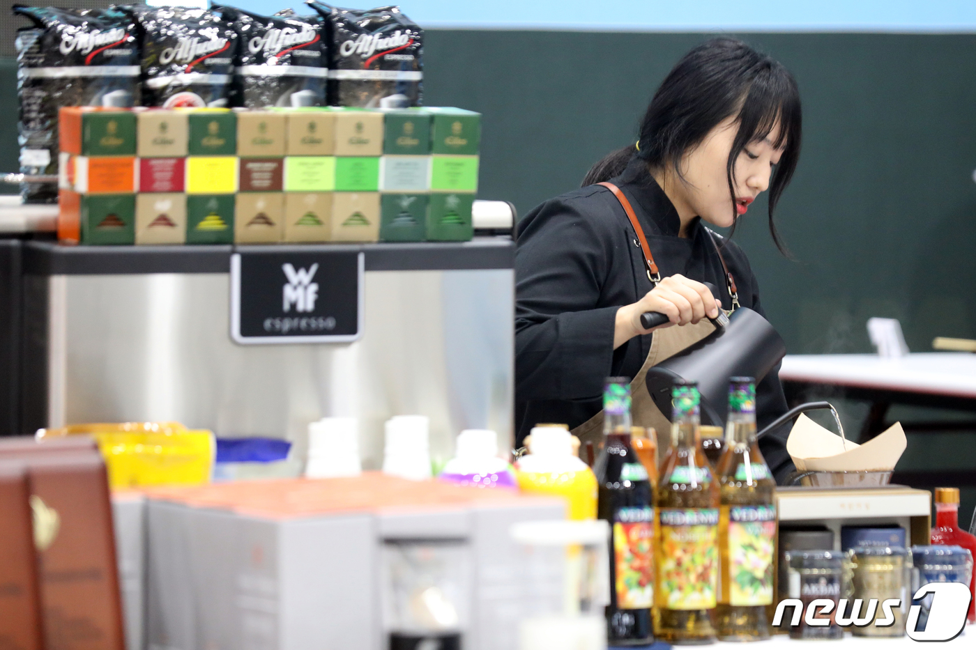 (서울=뉴스1) 황기선 기자 = 17일 서울 서초구 aT센터에서 열린 '서울커피앤티페어(COFA)'에서 티소믈리에챔피언십 참가자가 차를 만들고 있다.오는 20일 까지 진행되는 이번 …