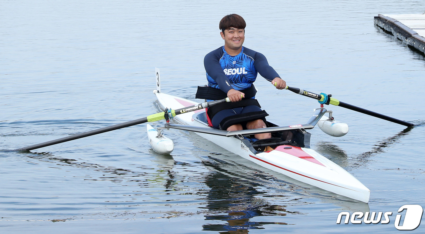 (서울=뉴스1) 이동해 기자 = 2015년 북한 목함지뢰에 두 다리를 잃은 하재헌 예비역 중사가 17일 경기도 하남시 미사리 조정경기장에서 열린 제39회 전국장애인체육대회 장애인조 …