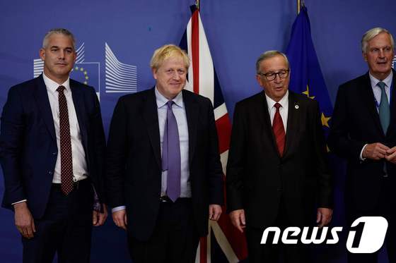왼쪽부터 스티븐 바클레이 브렉시트장관, 보리스 존슨 영국 총리, 장클로드 융커 EU 집행위원장, 미셸 바르니에 EU 브렉시트 협상대표 © AFP=뉴스1