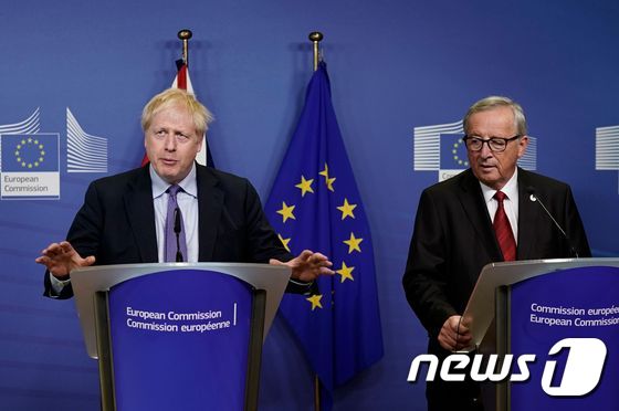 17일 기자회견에 나선 보리스 존슨 영국 총리와 장클로드 융커 EU 집행위원장. © AFP=뉴스1