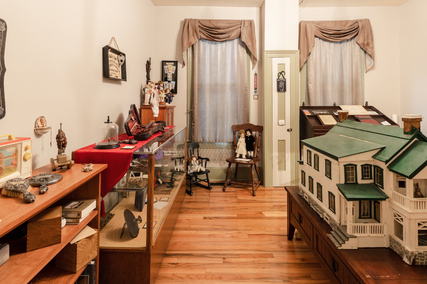 본문 이미지 - 장난감 악기들이 가득한 유령의 집