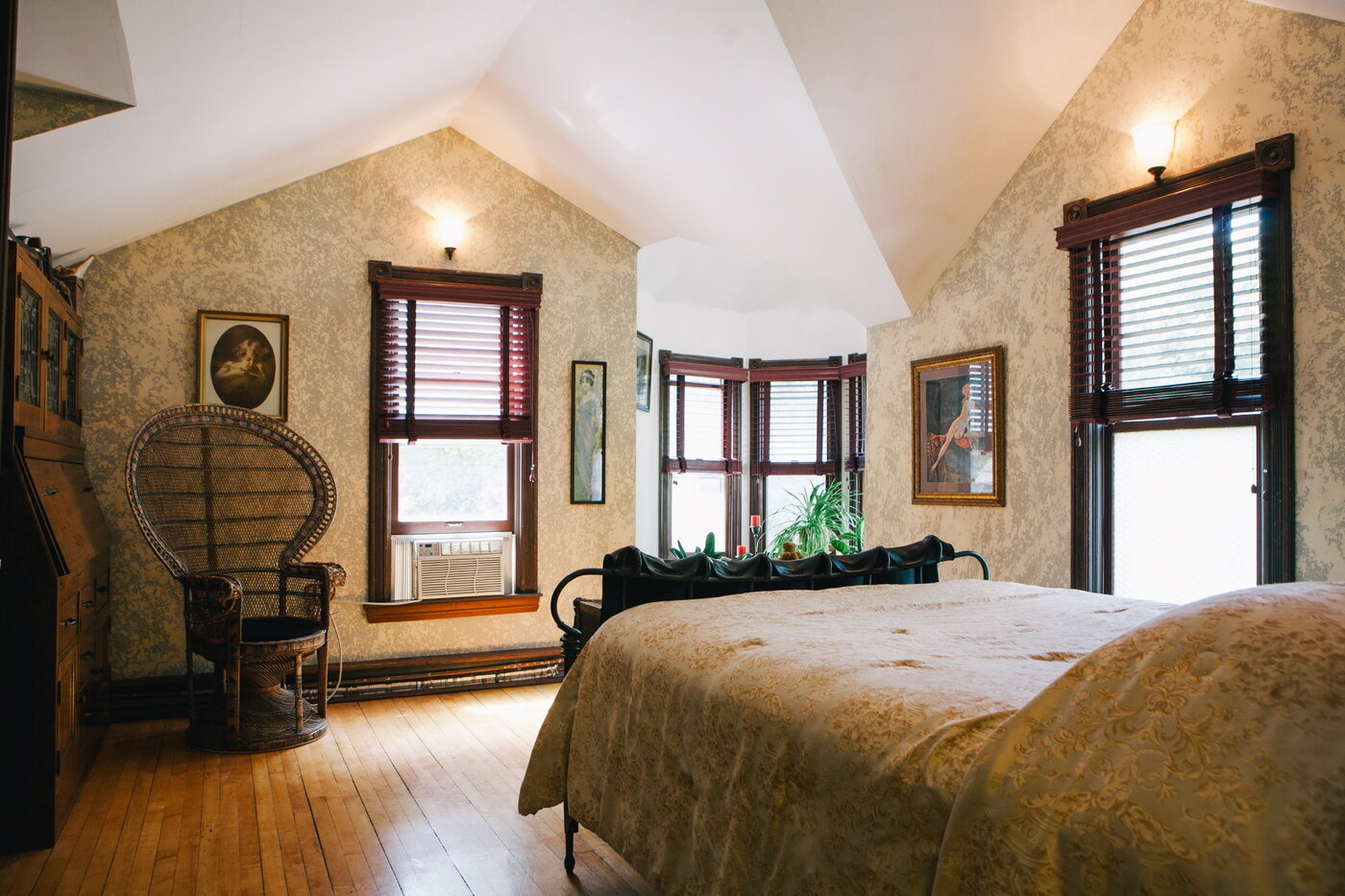 본문 이미지 - 평온해 보이지만 기괴한 현상들이 일어나는 스트라우드 집