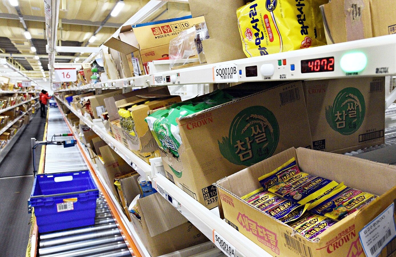 본문 이미지 - 홈플러스 원천 FC 상온창고 구역의 트레일러 위에 스캐너가 설치돼 있다, ⓒ 뉴스1(홈플러스 제공)