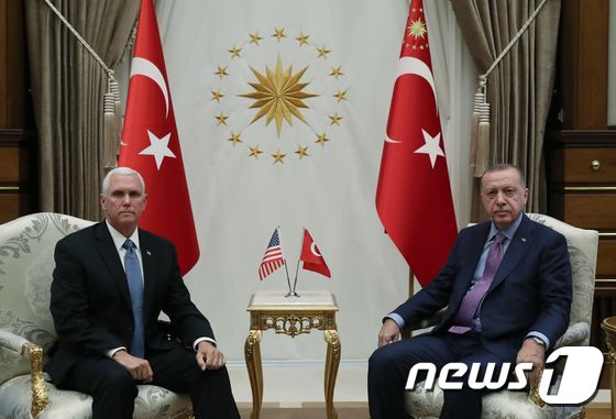 [사진] 펜스 美 부통령 접견하는 터키 대통령