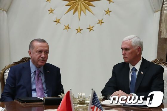 [사진] 시리아 휴전 논의하는 터키 대통령과 펜스 美 부통령