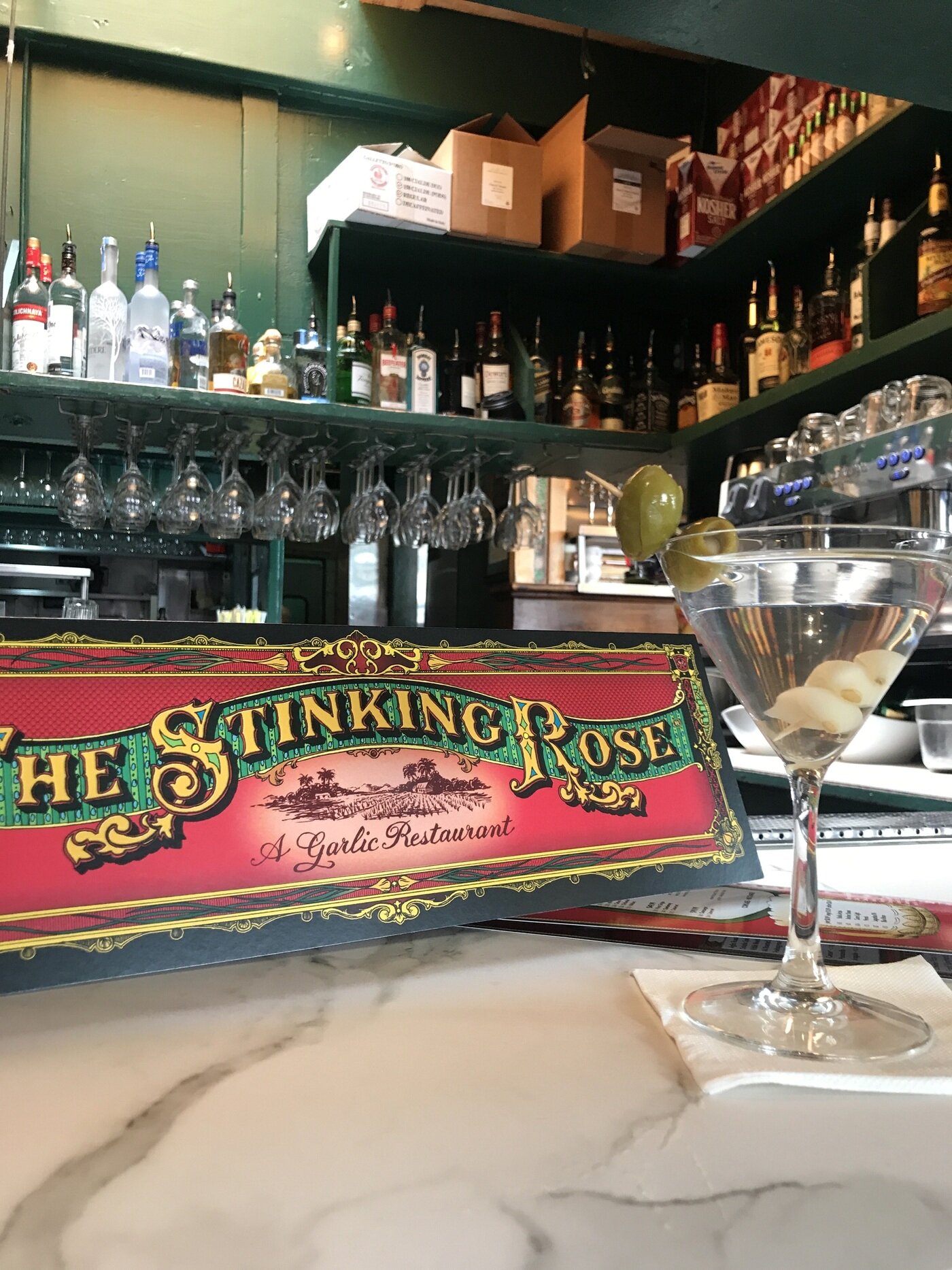 본문 이미지 - 고명으로 마늘이 올라간 칵테일 '가티니' 