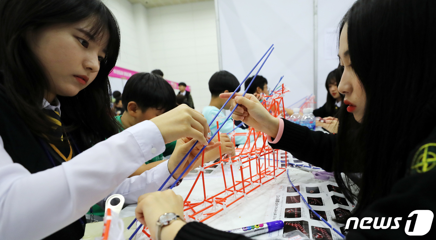 (세종=뉴스1) 장수영 기자 = 18일 세종시 어진동 정부세종컨벤션센터에서 열린 제1회 창의·융합교육 축제에서 양지고 학생들이 '사이클로이드 미끄럼틀'을 선보이고 있다. 2019. …