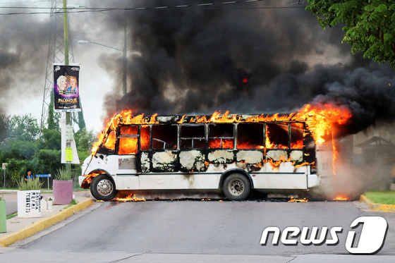 경찰과 충돌한 카르텔 조직원들이 버스를 불태우며 도로를 막은 모습. © 로이터=뉴스1