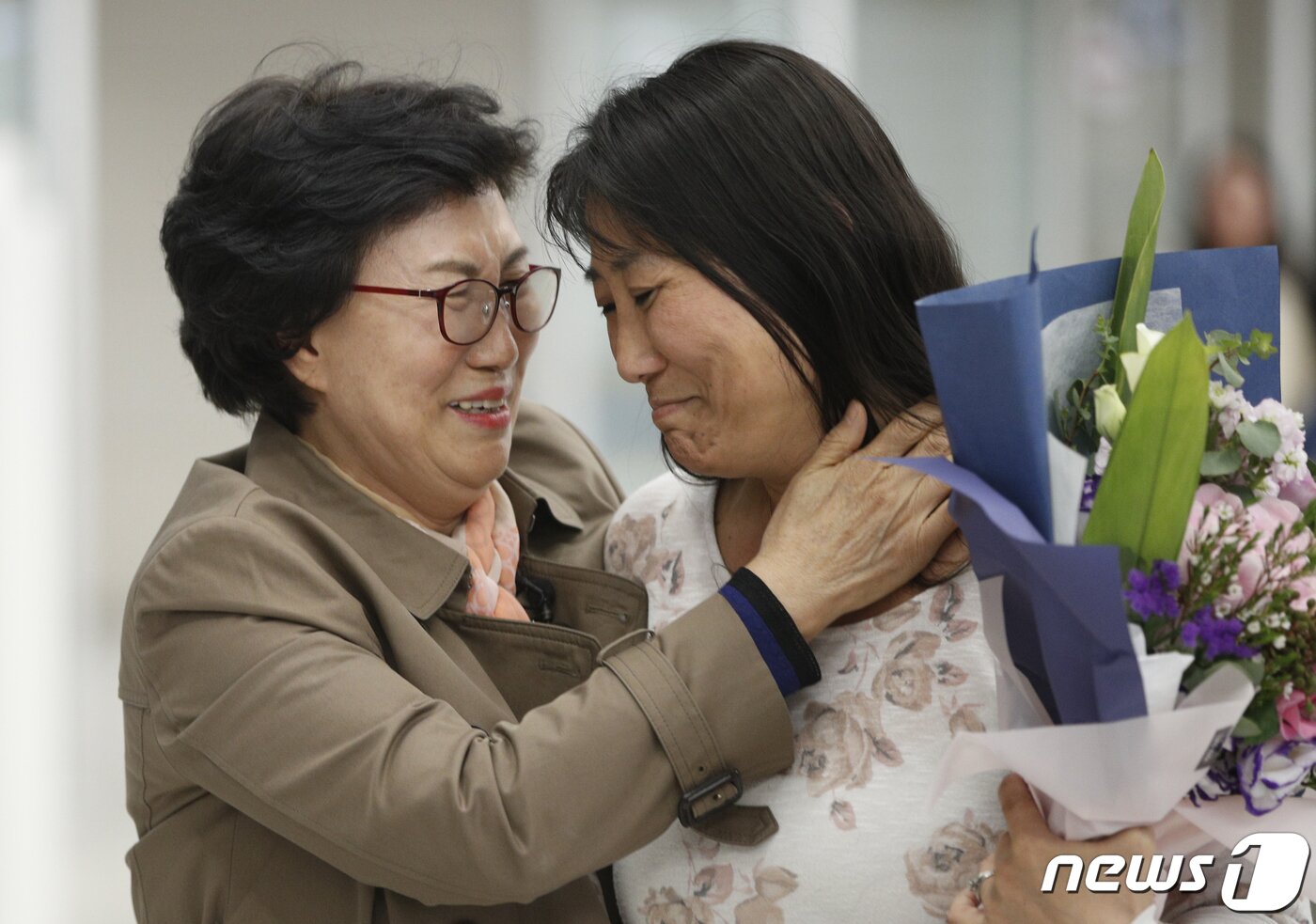 본문 이미지 - 한태순 씨가 18일 오후 인천국제공항 2터미널에서 실종돼 미국으로 입양을 갔다가 44년 만에 가족을 만나기 위해 귀국한 딸 신경하&#40;미국명 라우리 벤더&#41;씨를 포옹하고 있다. 2019.10.18/뉴스1 ⓒ News1 안은나 기자