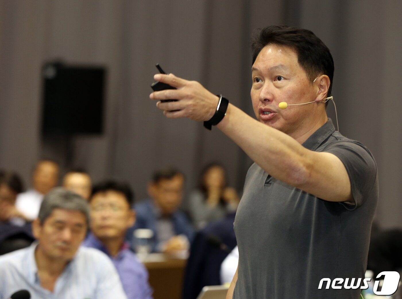본문 이미지 - 최태원 SK회장이 지난 10월18일 제주 디아넥스 호텔에서 열린 `2019 CEO세미나'에서 폐막 연설을 하고 있다.(SK 제공)2019.10,18/뉴스1