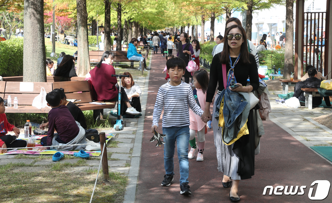 (대전=뉴스1) 주기철 기자 = 19일 대전 서구 이응노미술관 인근이 나들이객으로 붐비고 있다. 2019.10.19/뉴스1