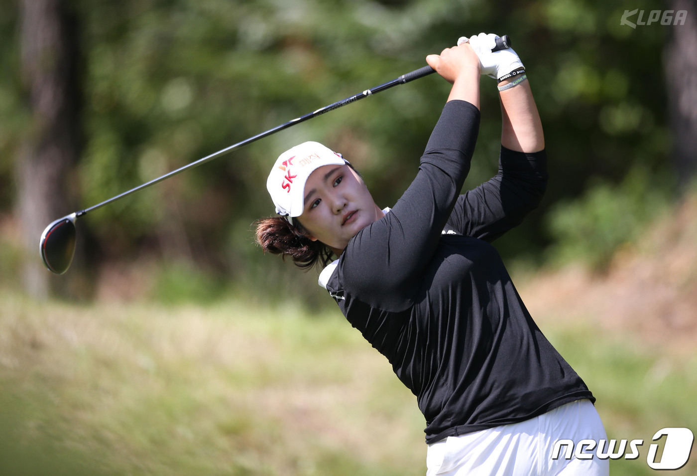 (서울=뉴스1) = 19일 경기 이천 블랙스톤 이천GC에서 열린 'KB금융 스타챔피언십' 3라운드에서 유혜란이 4번홀 티샷을 하고 있다. (KLPGA 제공)2019.10.19/뉴스 …