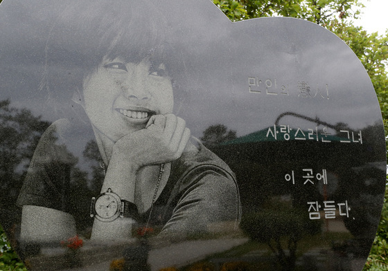 '만인의 연인' 故 최진실, 어느새 18주기…딸 최준희 결혼 뒤 '첫 기일'