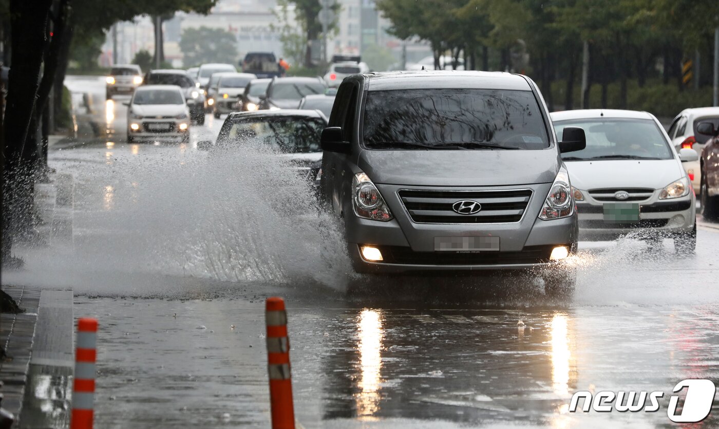 본문 이미지 - 제18호 태풍 '미탁'(MITAG)이 북상하며 울산지역에 호우주의보가 발효된 2일 오전 울산시 남구 한 도로에서 차량들이 물보라를 일으키며 주행하고 있다. 2019.10.2/뉴스1 ⓒ News1 윤일지 기자