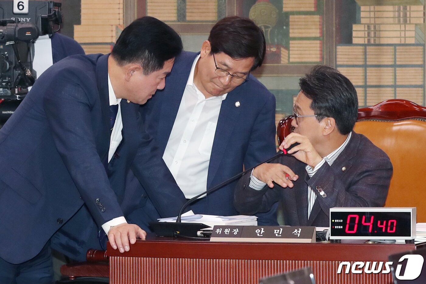 본문 이미지 - 지난 2일 오전 서울 여의도 국회에서 열린 문화체육관광위원회 국정감사에서 이야기를 나누는 안민석 국회 문화체육관광위원장과 신동근 더불어민주당 문체위 간사, 이동섭 바른미래당 문체위 간사. ⓒ News1 민경석 기자