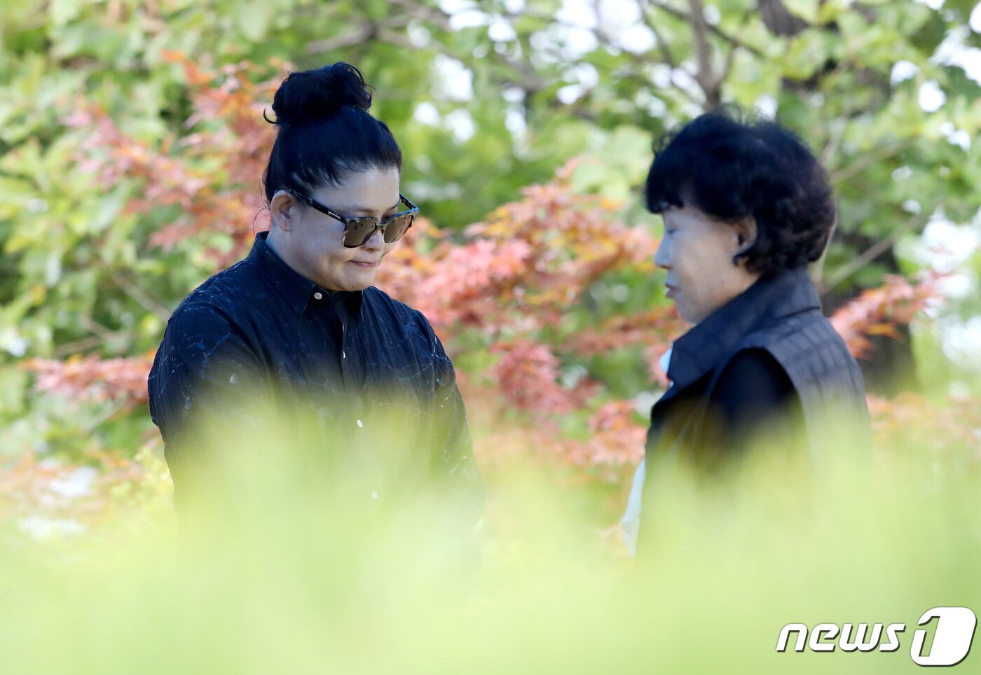 본문 이미지 - 2일 오전 경기도 양평군 갑산공원묘역에서 열린 故 최진실의 11주기 추도예배에 참석한 방송인 이영자와 고인의 모친(오른쪽)이 기도를 하고 있다. 2019.10.2./뉴1 ⓒ News1 권현진 기자