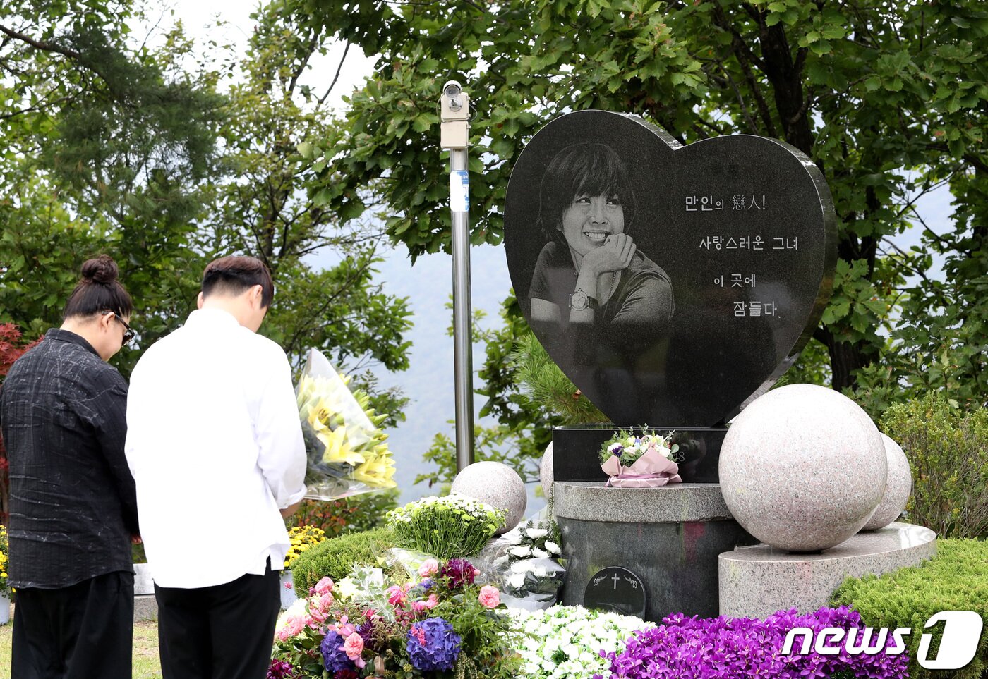 본문 이미지 - 2일 오전 경기도 양평군 갑산공원묘역에서 열린 故 최진실의 11주기 추도예배에 참석한 방송인 이영자와 송성호 매니저(오른쪽)가 고인을 추모하고 있다. 2019.10.2/뉴1 ⓒ News1 권현진 기자