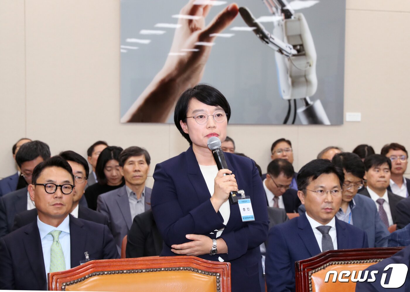 본문 이미지 - 한성숙 네이버 대표이사가 지난해 국정감사에 증인으로 출석, 실검순위조작 논관과 관련한 질의에 중앙선관위, 사회적 기구 등과 함께 총선을 앞두고 실검 관련 논의를 하겠다고 답했다. ⓒ News1