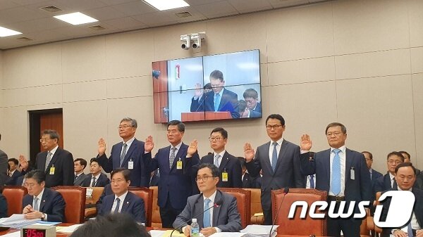 본문 이미지 - (선서자 왼쪽에서 2번째부터)김기태 GS칼텍스 사장, 손옥동 LG화학 사장, 이구용 한화케미칼 대표이사, 임병연 롯데케미칼 대표이사, 문동준 금호석유화학 사장이 2일 산자위 국감에 출석하고 있다.(김동규 기자)ⓒ 뉴스1