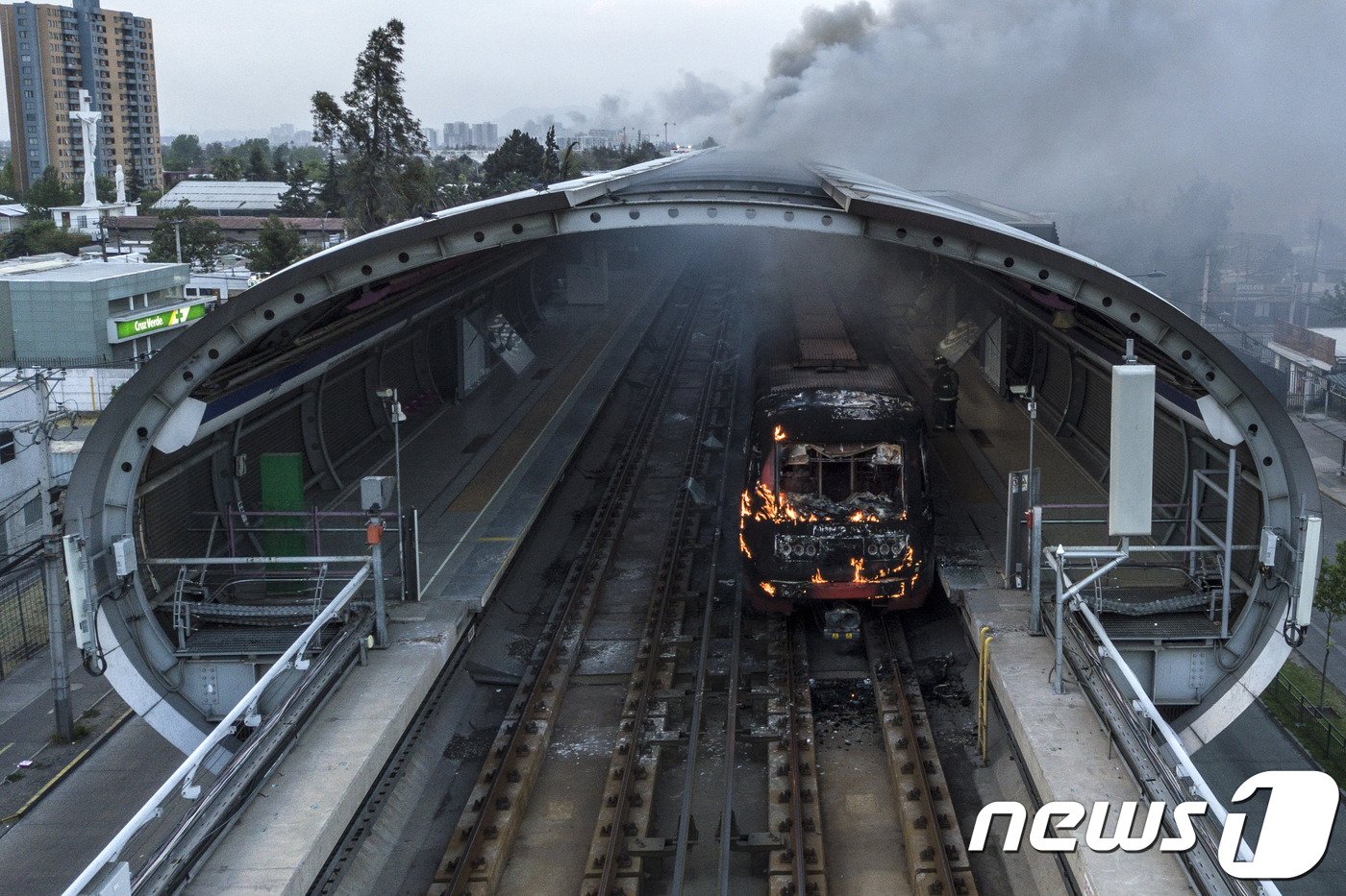 불에 탄 칠레 산티아고 지하철 역사 내부. ⓒ AFP=뉴스1