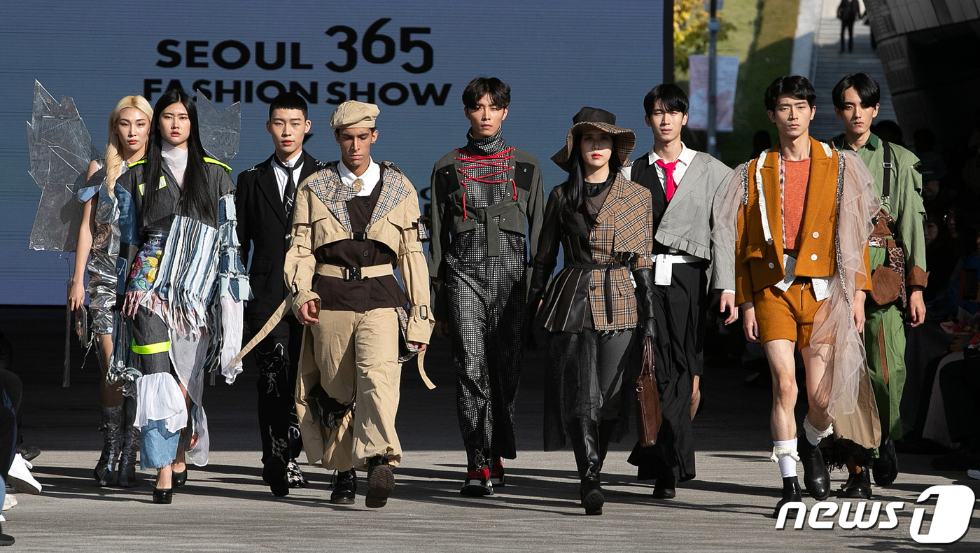 (서울=뉴스1) 이승배 기자 = 20일 오후 서울 중구 동대문디자인플라자(DDP)에서 열린 '서울 365 - 미래로 고교패션 패션쇼'에서 모델들이 고등학생 디자이너들의 의상을 선보 …