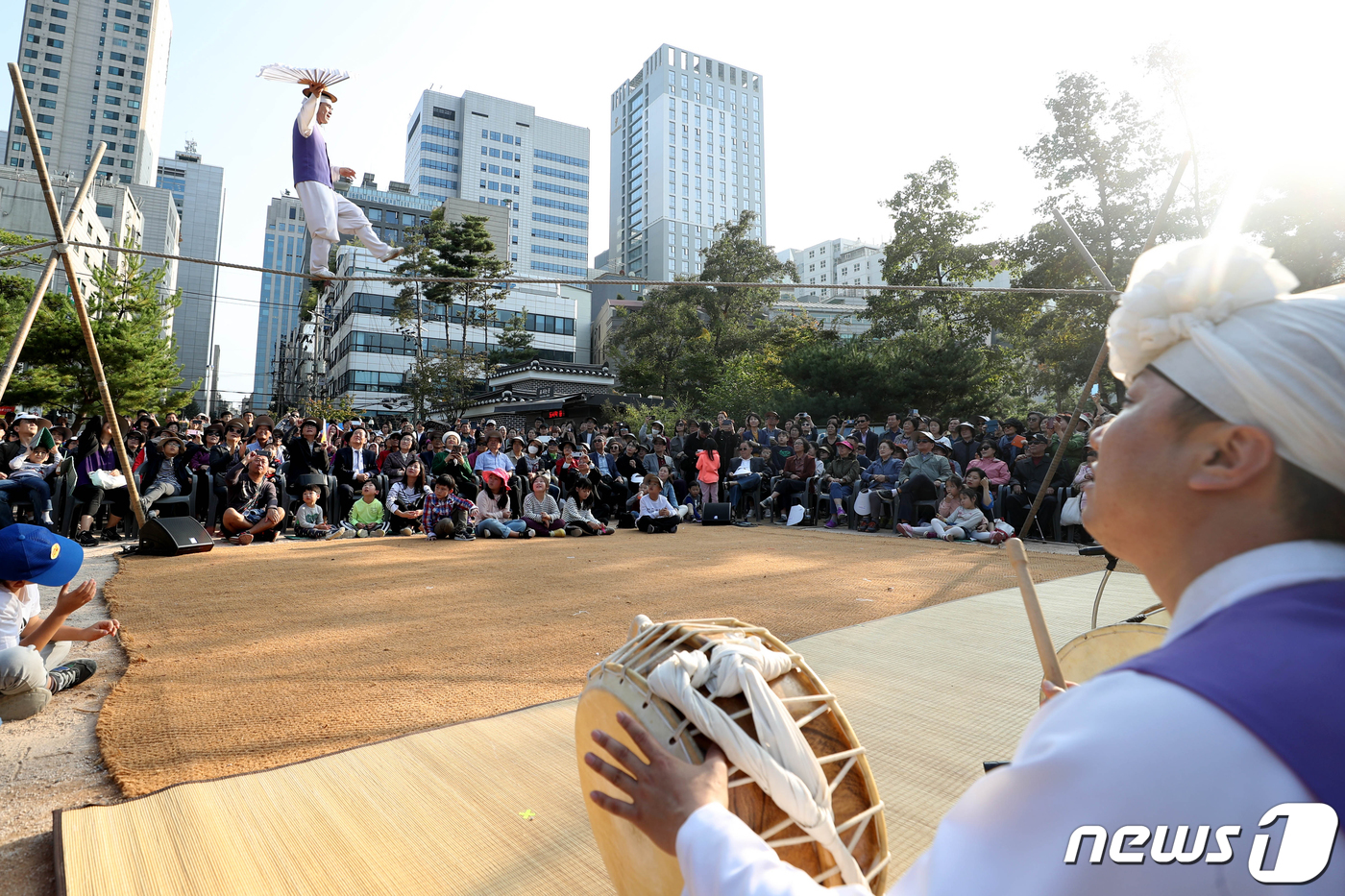 (서울=뉴스1) = 20일 오후 서울 강남구 선정릉 정문에서 열린 제5회 선정릉 문화축제에서  중요무형문화재3호 남사당놀이 이수자이자 제1회 세계줄타기대회 우승자인 권원태 명인의 …
