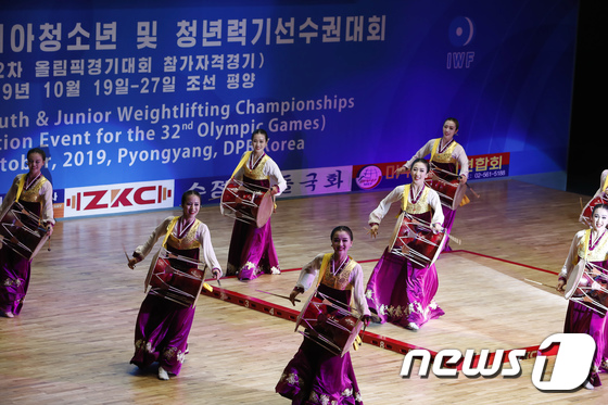 2019 아시아 유소년·주니어 역도선수권 개막 축하공연 펼치는 북측