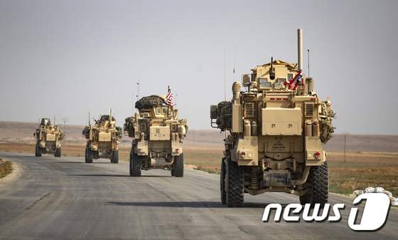 20일(현지시간) 시리아 북부 탈 타미르 미군 기지에서 철수하는 미군 차량 행렬. © AFP=뉴스1