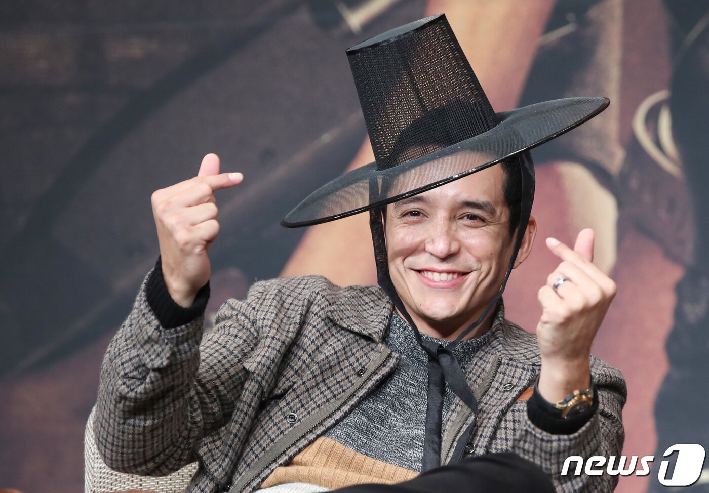 본문 이미지 - 할리우드 배우 가브리엘 루나가 21일 서울 종로구 포시즌스 호텔 서울에서 열린 영화 ‘터미네이터 : 다크 페이트’ 내한 기자회견에 참석해 선물받은 갓을 쓰고 포즈를 취하고 있다. '터미네이터: 다크 페이트'는 심판의 날 그 후 미래에서 온 '슈퍼 솔져' 그레이스와 최첨단 기술력으로 무장한 최강의 적 터미네이터 Rev-9의 새로운 운명의 격돌을 그린 블록버스터 영다. 2019.10.21/뉴스1 ⓒ News1 권현진 기자