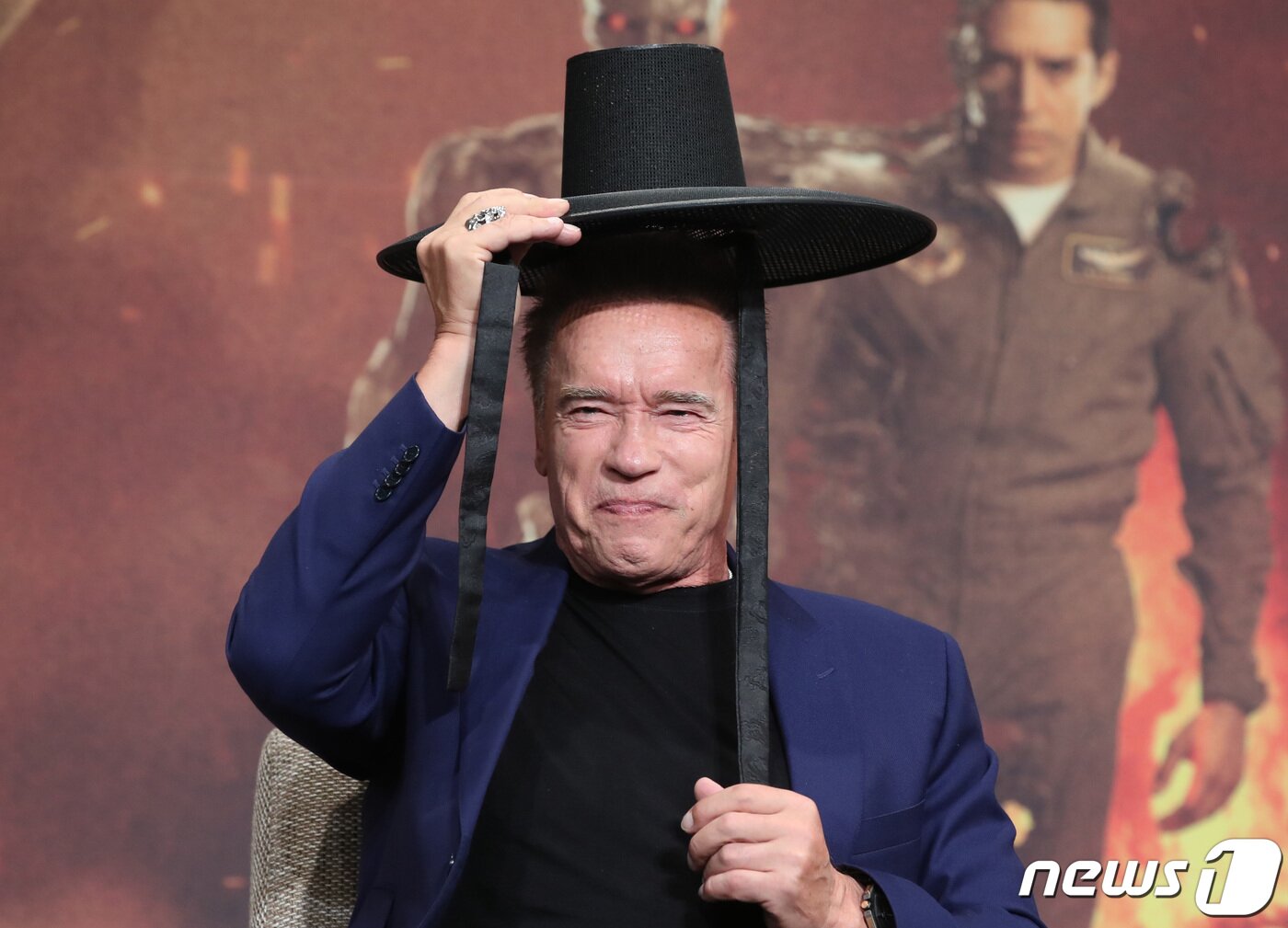본문 이미지 - 할리우드 배우 아널드 슈왈제네거가 21일 서울 종로구 포시즌스 호텔 서울에서 열린 영화 ‘터미네이터 : 다크 페이트’ 내한 기자회견에 참석해 선물 받은 갓을 쓰고 있다. '터미네이터: 다크 페이트'는 심판의 날 그 후 미래에서 온 '슈퍼 솔져' 그레이스와 최첨단 기술력으로 무장한 최강의 적 터미네이터 Rev-9의 새로운 운명의 격돌을 그린 블록버스터 영다. 2019.10.21/뉴스1 ⓒ News1 권현진 기자