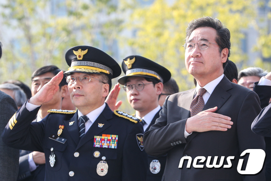 경찰의날 기념식, 국민의례하는 이낙연 총리와 민갑룡 경찰청장