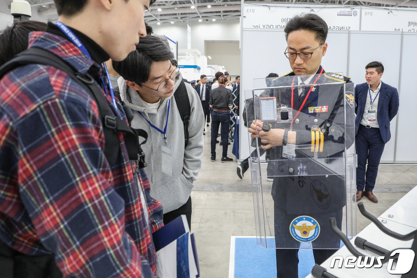 (인천=뉴스1) 성동훈 기자 = 21일 오전 인천 연수구 송도컨벤시아에서 열린 제1회 국제치안산업박람회에서 관람객들이 참가 부스에 마련된 전시품들을 살펴보고 있다. 2019.10. …