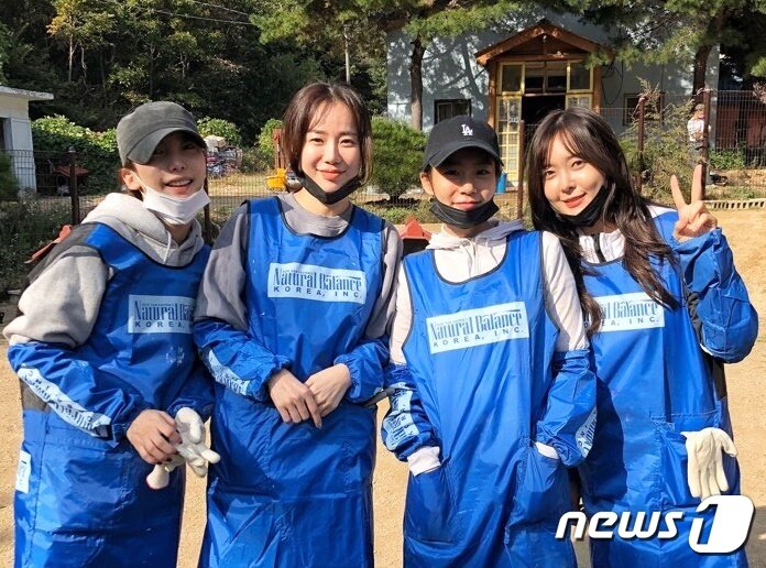 본문 이미지 - 내추럴발란스 블루엔젤봉사단은 지난 19일 유기동물보호소에서 봉사활동을 했다. 왼쪽부터 황혜인 권정아 한승연 한세민. ⓒ 뉴스1