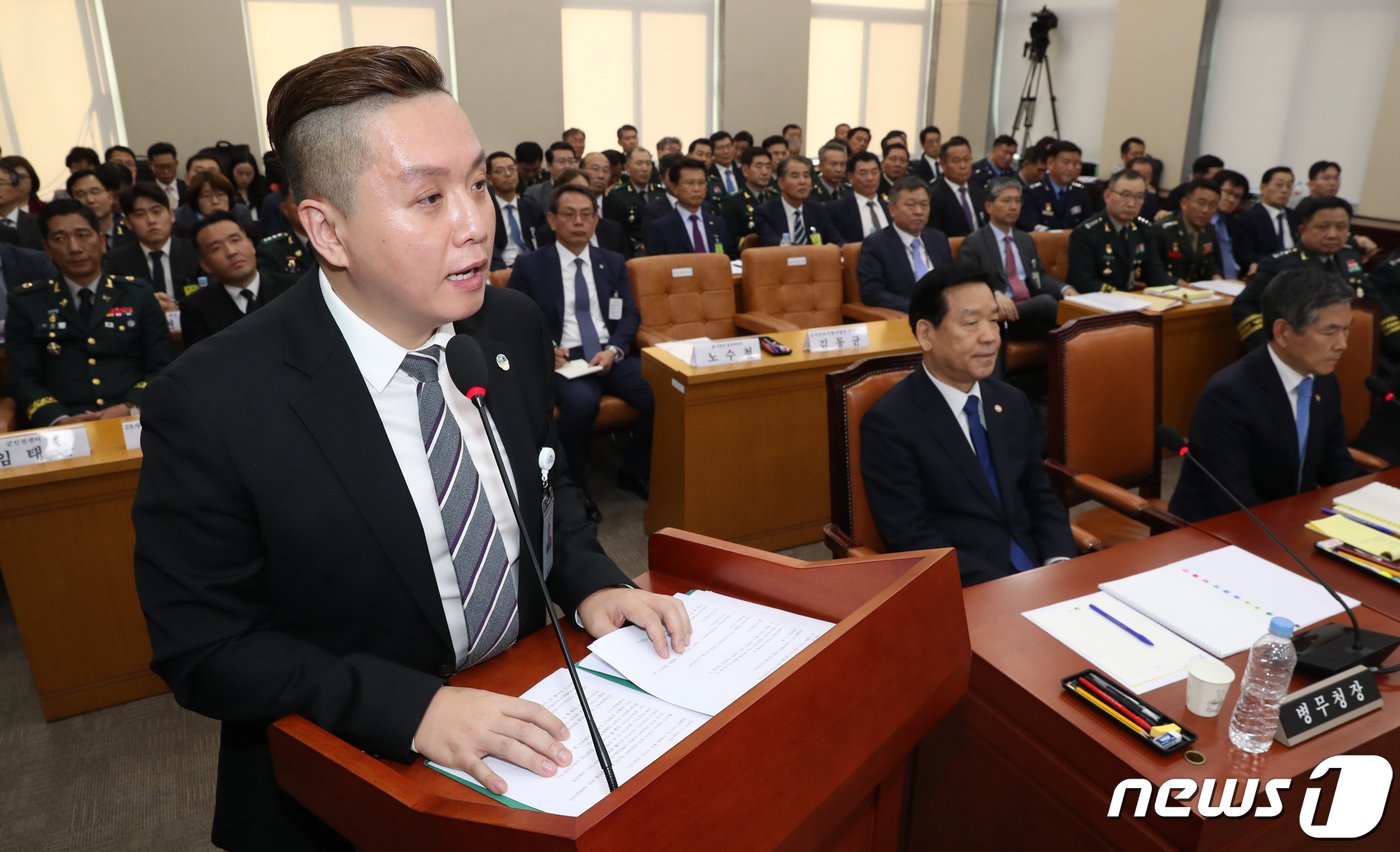 본문 이미지 - 임태훈 군인권센터소장이 21일 서울 여의도 국회에서 열린 국방위원회의 국방부, 병무청 등에 대한 국정감사에서 증인으로 출석해 발언하고 있다. 임태훈 군인권센터 소장은 국군기무사령부(기무사)의 촛불집회 계엄령 검토 문건작성 의혹을 제기했던 군인권센터가 계엄령 문건 원본을 입수했다고 밝혔다. 이들은 황교안 자유한국당 대표가 관련 논의에 가담했을 가능성이 있는데, 검찰이 이 부분을 부실하게 수사했다고 주장했다. 2019.10.21/뉴스1 ⓒ News1 이종덕 기자