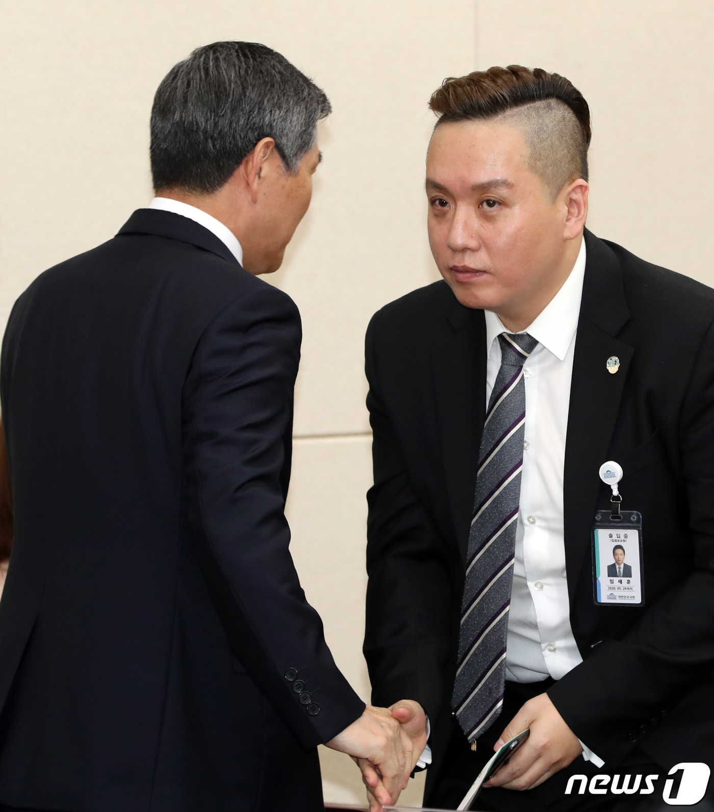 (서울=뉴스1) 이종덕 기자 = 정경두 국방부장관이 21일 서울 여의도 국회에서 열린 국방위원회의 국방부, 병무청 등에 대한 국정감사에서 증인으로 출석한 임태훈 군인권센터소장과 악 …