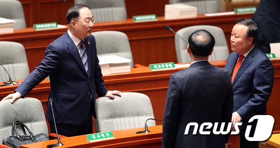 홍남기 경제부총리와 대화하는 김재원 예결위원장