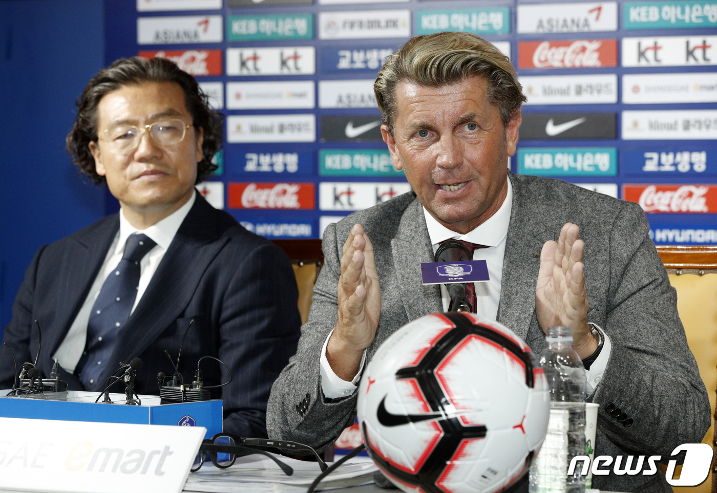 (서울=뉴스1) 안은나 기자 = 콜린 벨(Colin Bell) 여자축구국가대표팀 감독이 22일 오후 서울 종로구 축구회관에서 열린 취임 기자회견에서 취재진의 질의에 답하고 있다. …