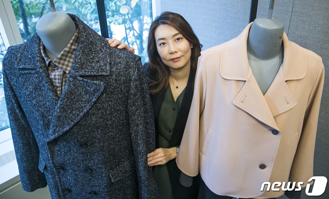 본문 이미지 - 박소영 '하티스트' 수석 디자이너가 브랜드 제품 앞에서 인터뷰용 촬영 자세를 하고 있다. 2019.10.30/뉴스1 ⓒ News1 이동해 기자