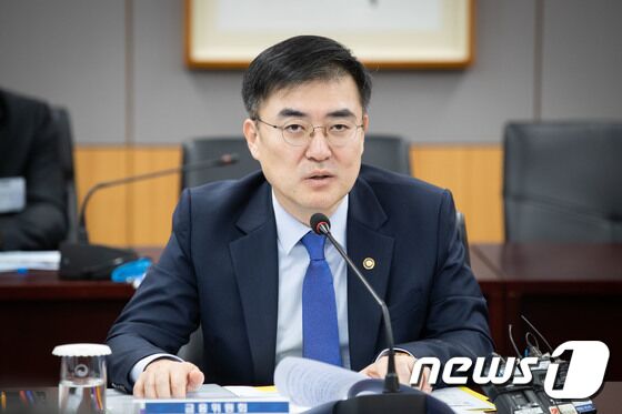 손병두 금융위원회 부위원장이 22일 서울 종로구 정부서울청사 금융위원회에서 소비자단체와 보험업계 담당자들이 참석한 가운데 보험약관 제도개선 점검 간담회를 하고 있다. (금융위원회 제공) 2019.10.22/뉴스1