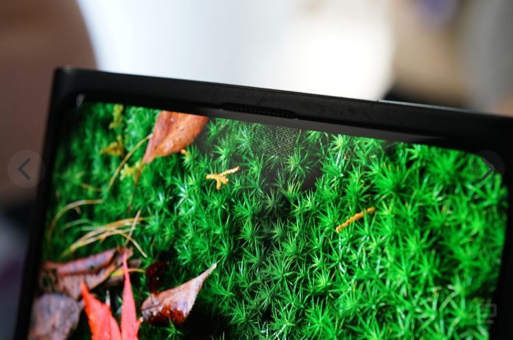 본문 이미지 - 최초로 화면 밑에 카메라를 배치했지만 기술적으로 불완전했던 오포의 프로토타입 스마트폰. 카메라 부분에 디스플레이에 빗금을 볼 수 있다. (엔가젯 차이나 갈무리) ⓒ 뉴스1