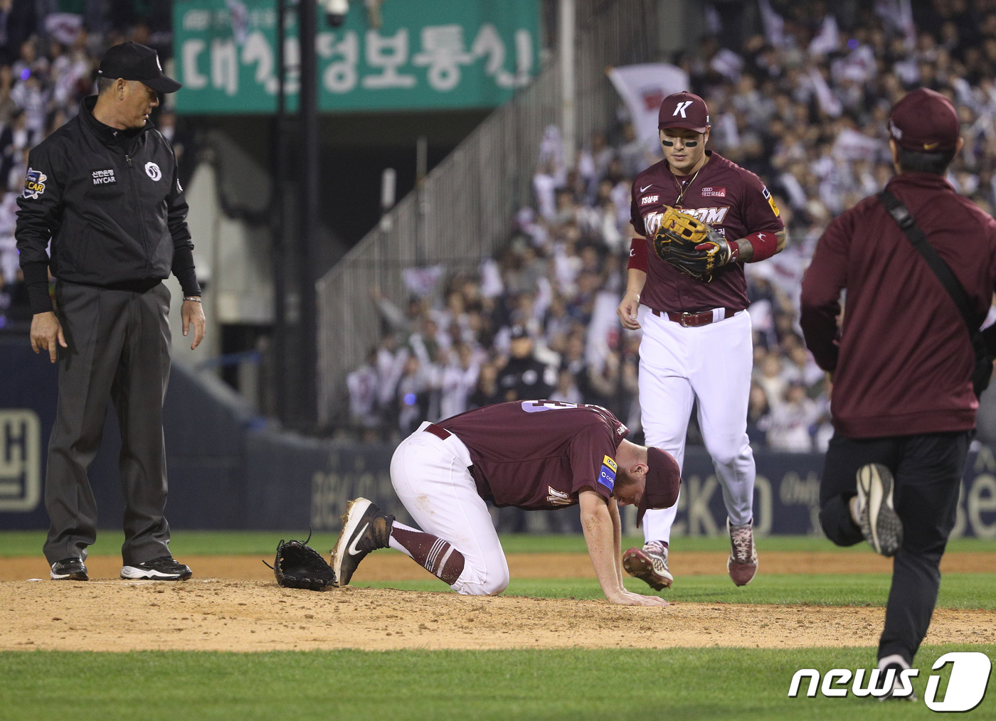 (서울=뉴스1) 신웅수 기자 = 22일 오후 서울 잠실야구장에서 열린 프로야구 2019 신한은행 마이카 KBO리그 한국시리즈 1차전 두산 베어스와 키움 히어로즈의 경기 4회말 2사 …